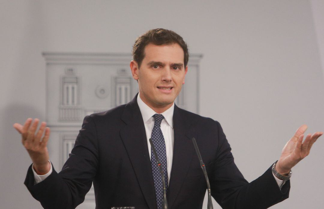 El presidente de Ciudadanos, Albert Rivera, realiza una intervención tras su reunión con el presidente del Gobierno en funciones, Pedro Sánchez, en La Moncloa, en Madrid (España).