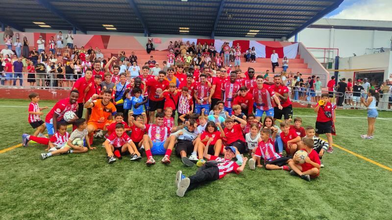 Los jugadores del San Bartolome CF celebrando con aficionados la permanencia en Tercera RFEF.