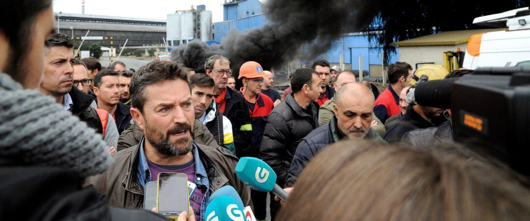 El presidente del comité atiende a los medios de comunicación