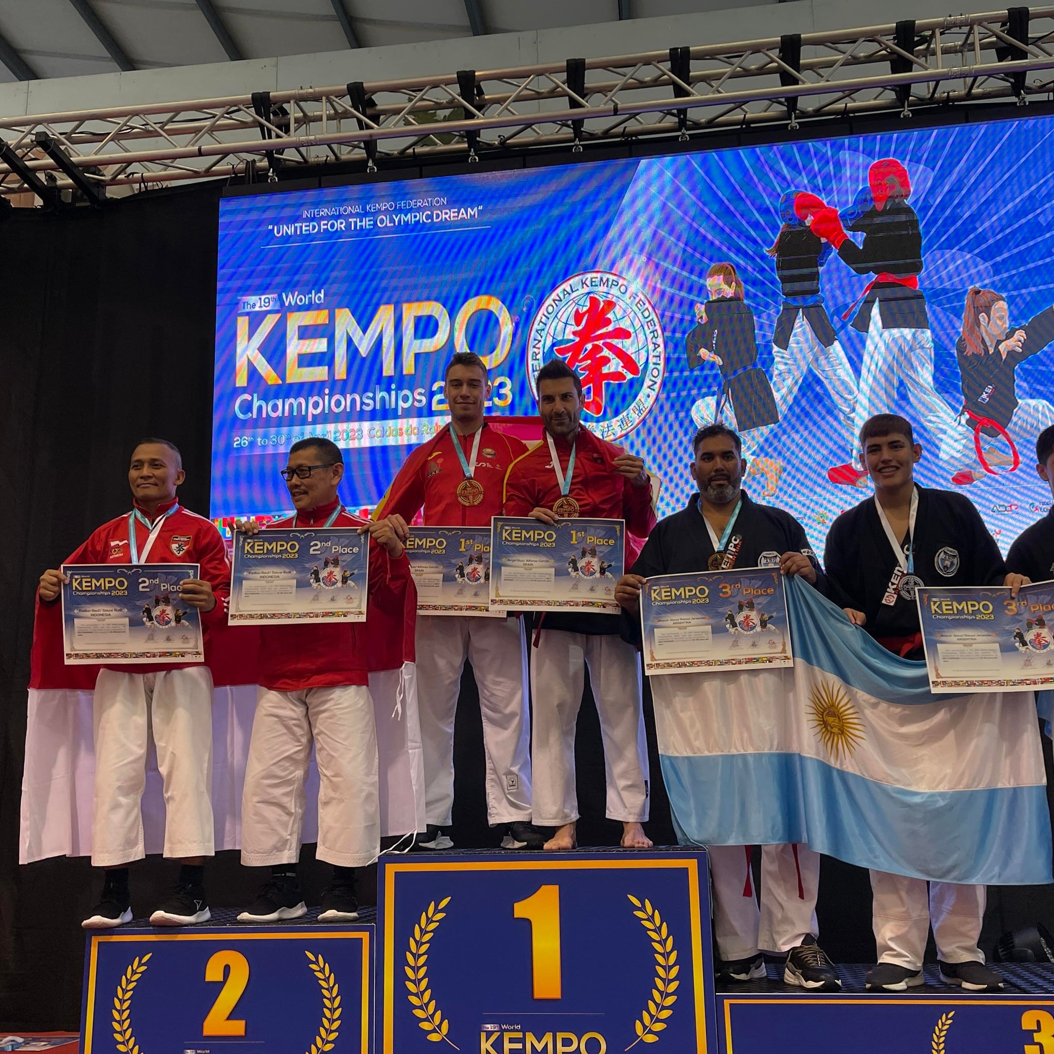 Podio de la competición de Defensa Personal (Parejas), Ángel Ruiz recibe la medalla de oro con su compañero Alfonso García