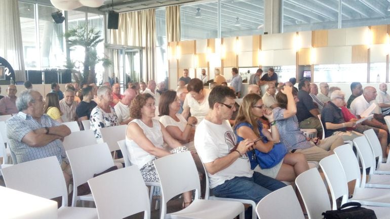 Socios en la asamblea del CD Dénia celebrada en junio de 2017.