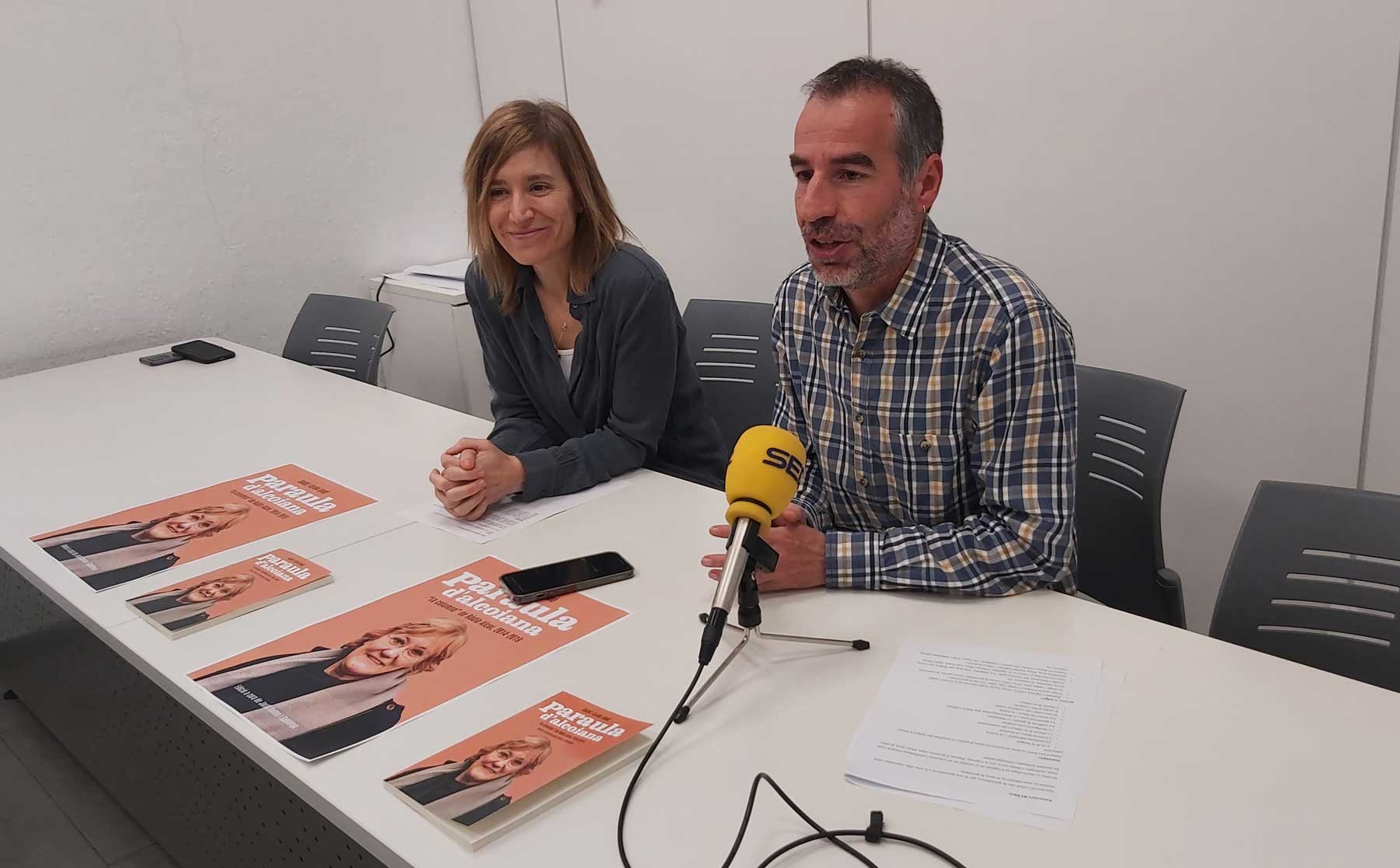 Elisa Guillem i Jordi Tormo, en la roda de premsa de presentació del llibre 'Paraula d'alcoiana'