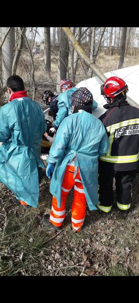 Los bomberos excarcelan al conductor