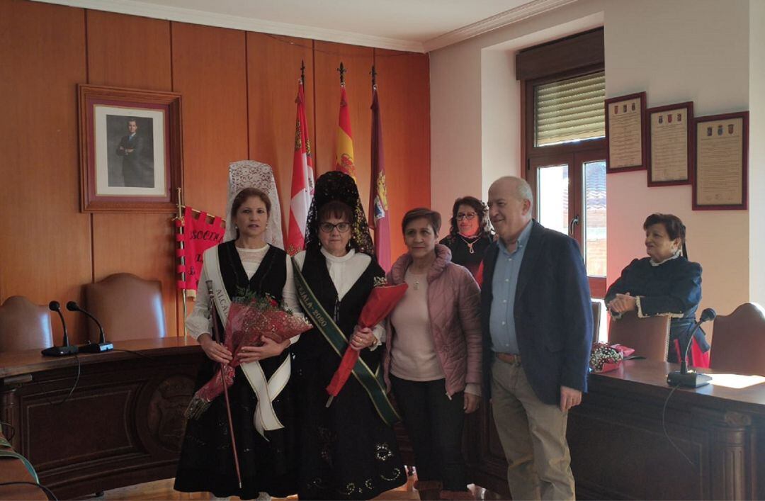 Julia Lerma de las Heras (i) con el bastón de mando de la localidad junto a sus compañeras de Santa Águeda y el primer edil, Elías Arranz.