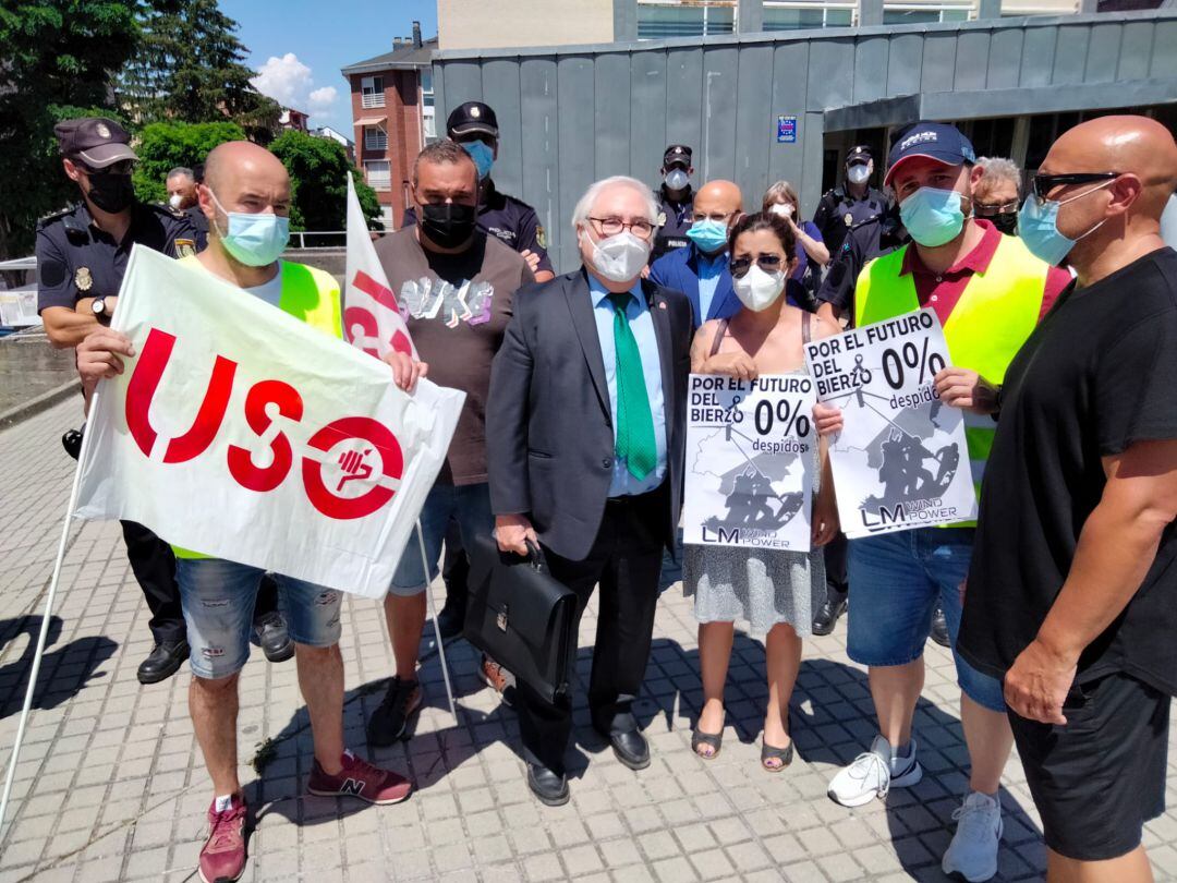 El ministros de Universidad, Manuel Castells atiende al comité de LM