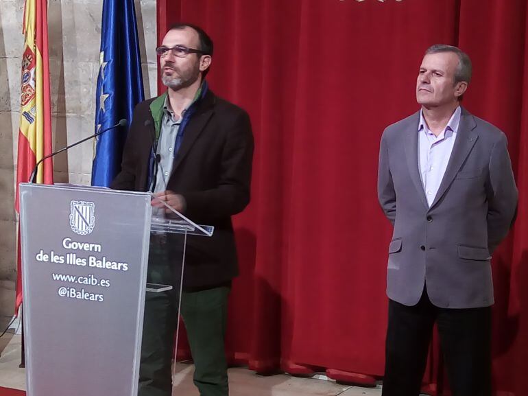 El vicepresident del Govern, Biel Barceló, junto con el conseller de Territorio, Joan Boned, en la presentación del Plan de vivienda social.
