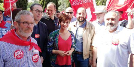 La candidata socialista Isabel Rodríguez y el diputado electo Miguel Ángel González posan junto a los líderes sindicales provinciales y regionales