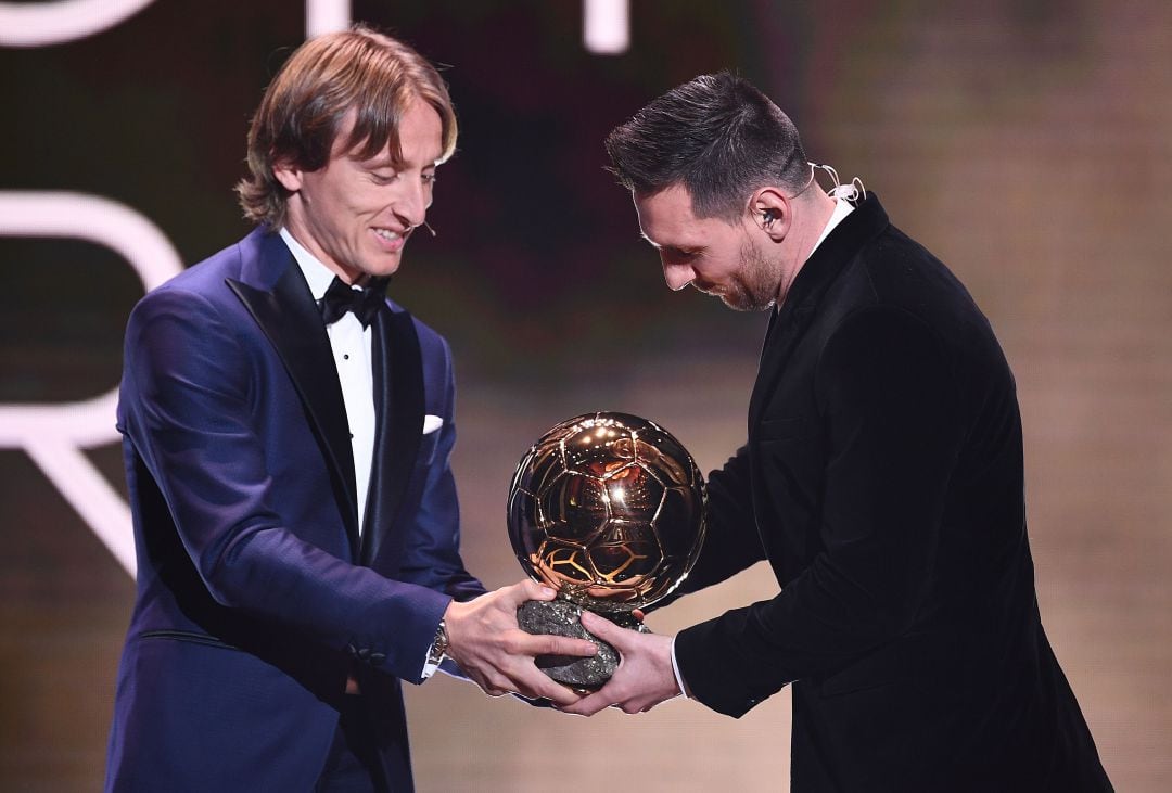 Modric entrega el Balón de Oro a Messi