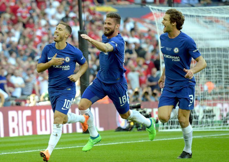 Hazard celebra su gol, tras transformar la pena máxima