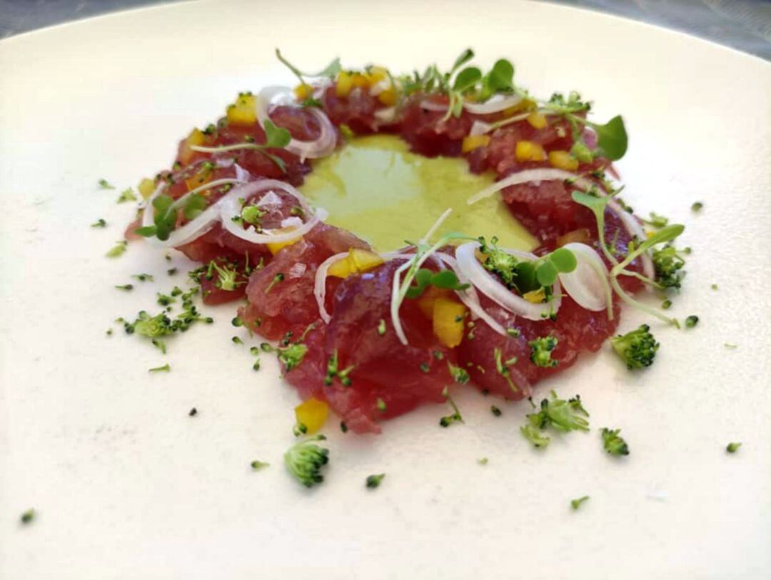 Ceviche de lomo de atún rojo con gazpacho de piparras y ponzu