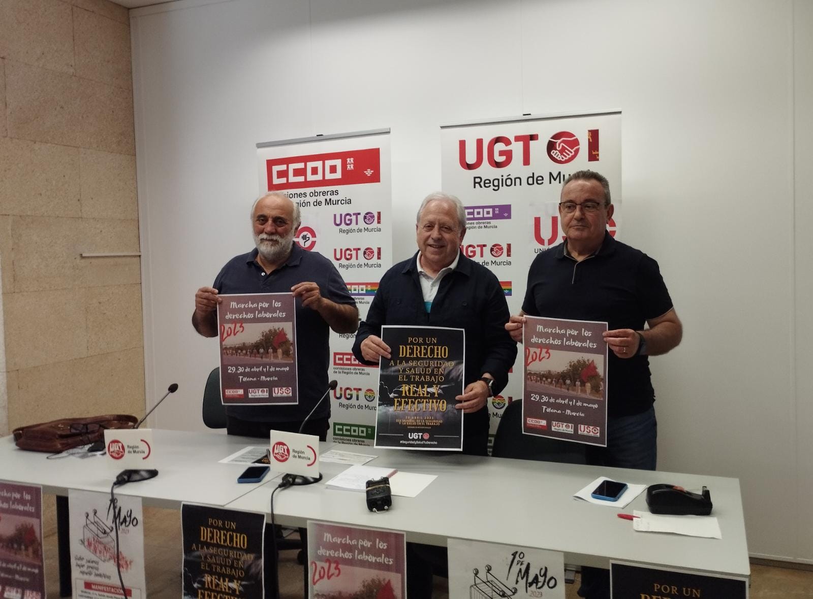 José Sáez, secretario general de USO en la Región de Murcia (izquierda), Antonio Jiménez, de UGT (centro) y Santiago Navarro, de CCOO (derecha)