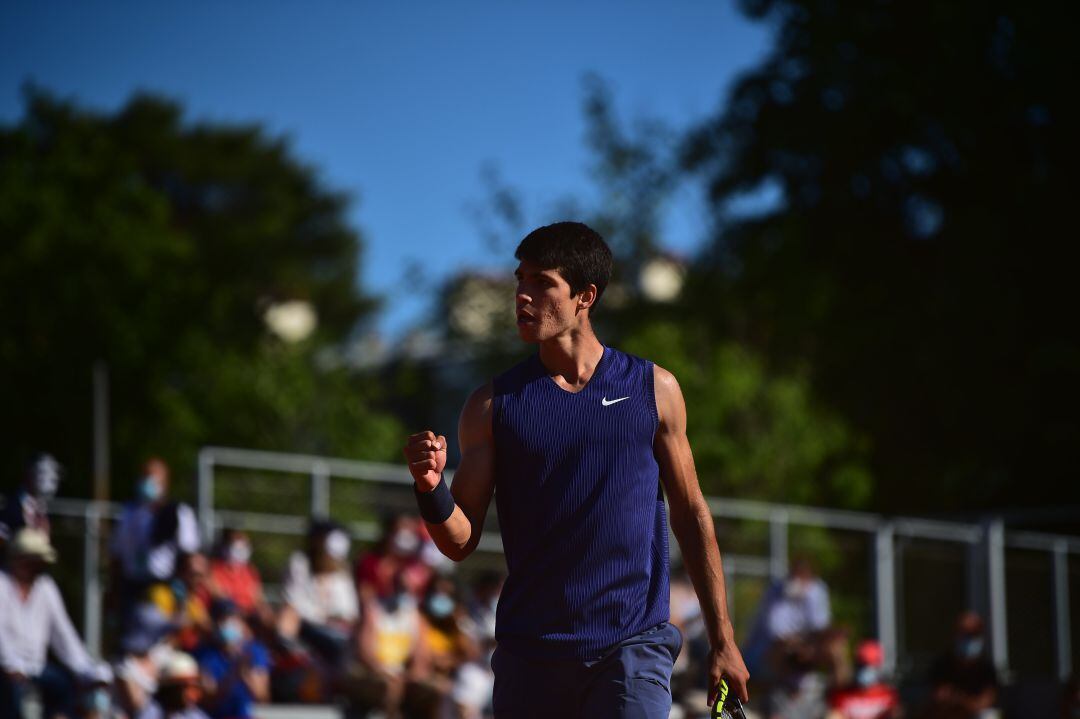 Carlos Alcaraz accede a la segunda ronda de Roland Garros