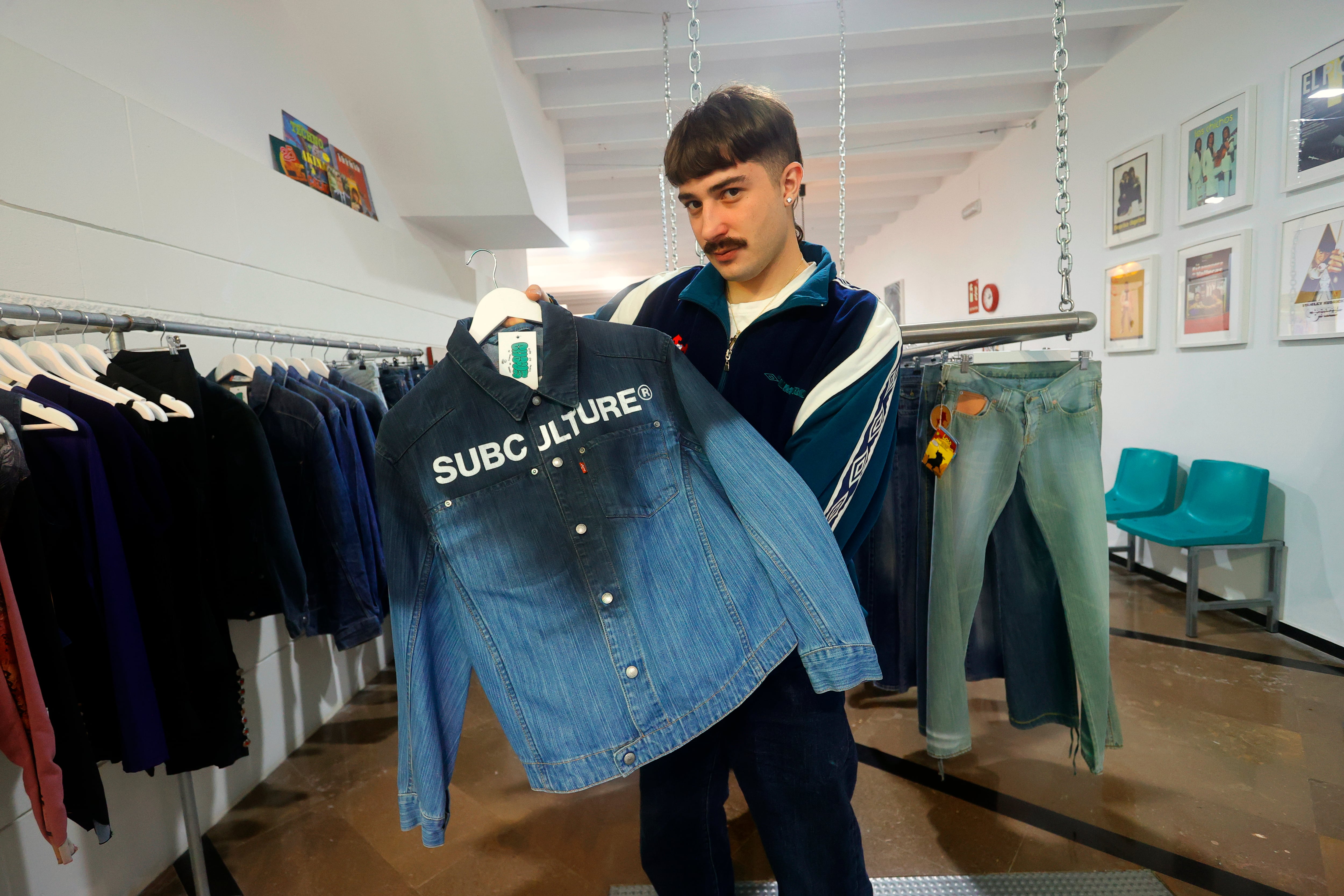 Chavs Clothing, la única tienda de moda vintage de Ferrol, se une a otras iniciativas emprendedoras de la ciudad vinculada a los complementos y lanza su propia colección, en la que personalizan prendas de los 90 de la firma Levi´s, con el objetivo de aproximar a cualquier cliente a marcas de prestigio. En la imagen, Iago Gómez, de Chavs Clothing (foto: Kiko Delgado / EFE)