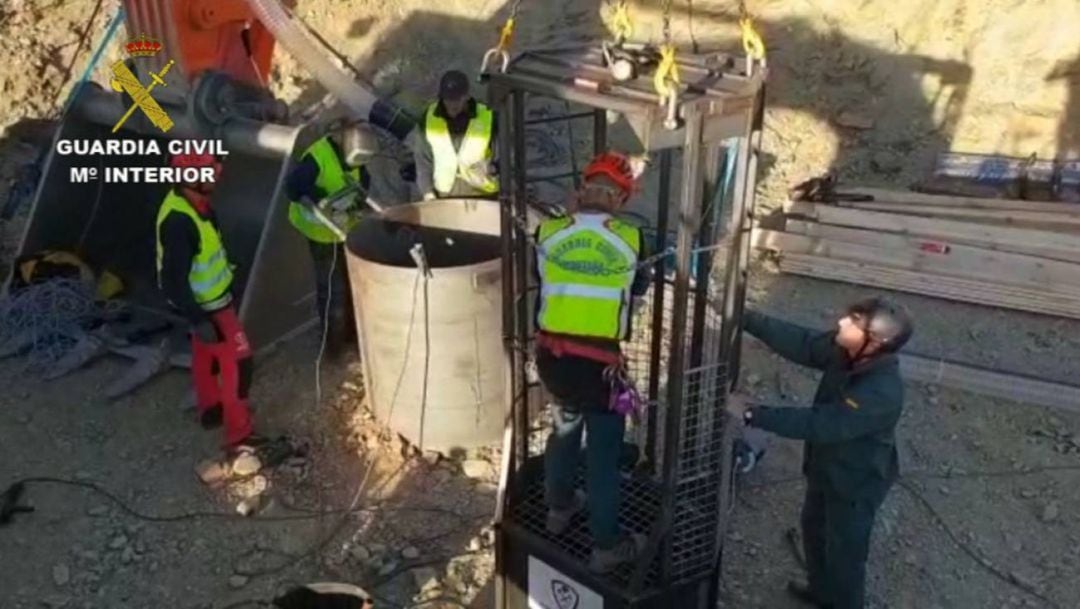 Los equipos de rescate se preparan para el descenso del pozo en Totalán, Málaga 