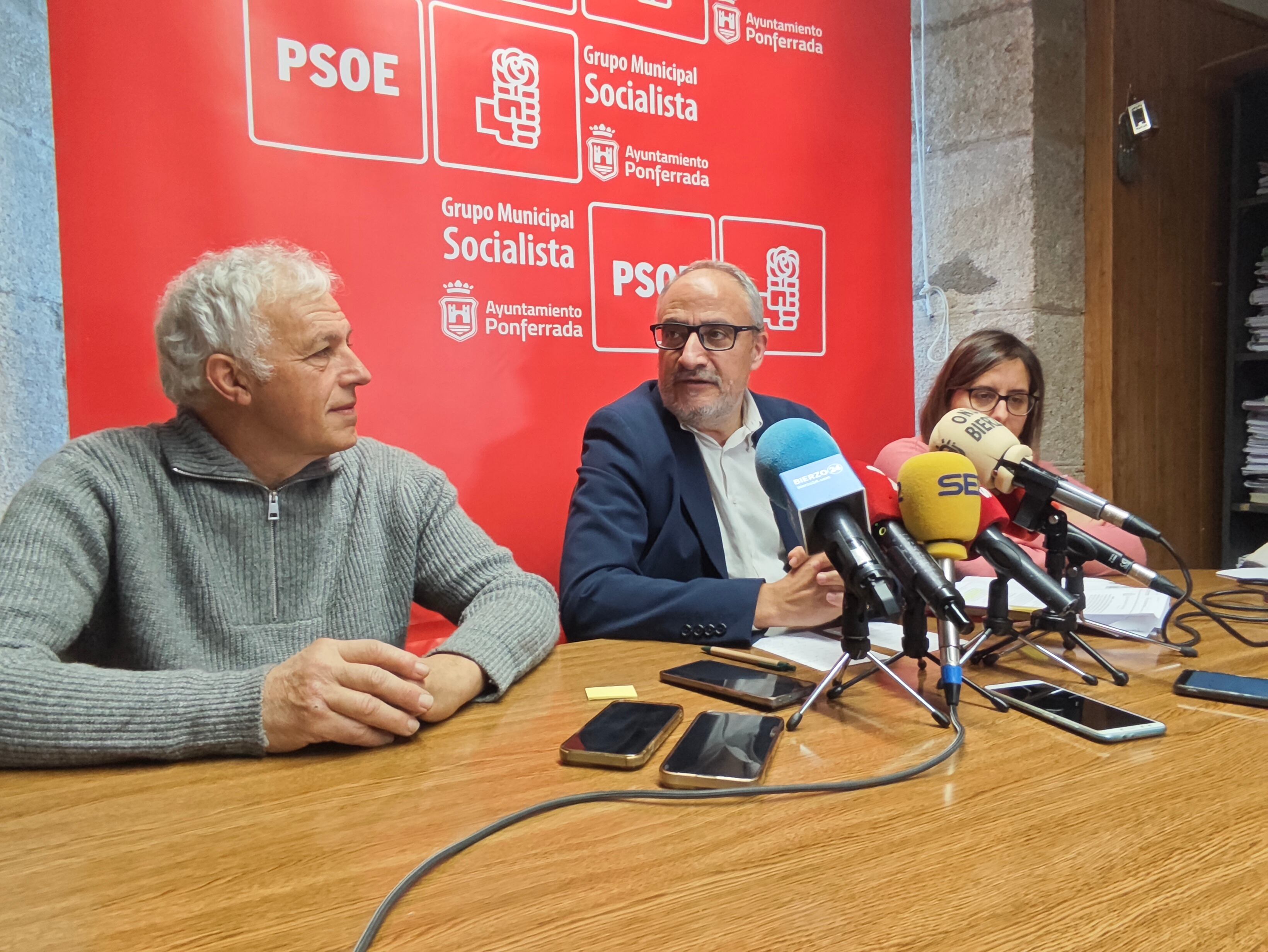 El portavoz, Olegario Ramón y dos de los concejales del grupo