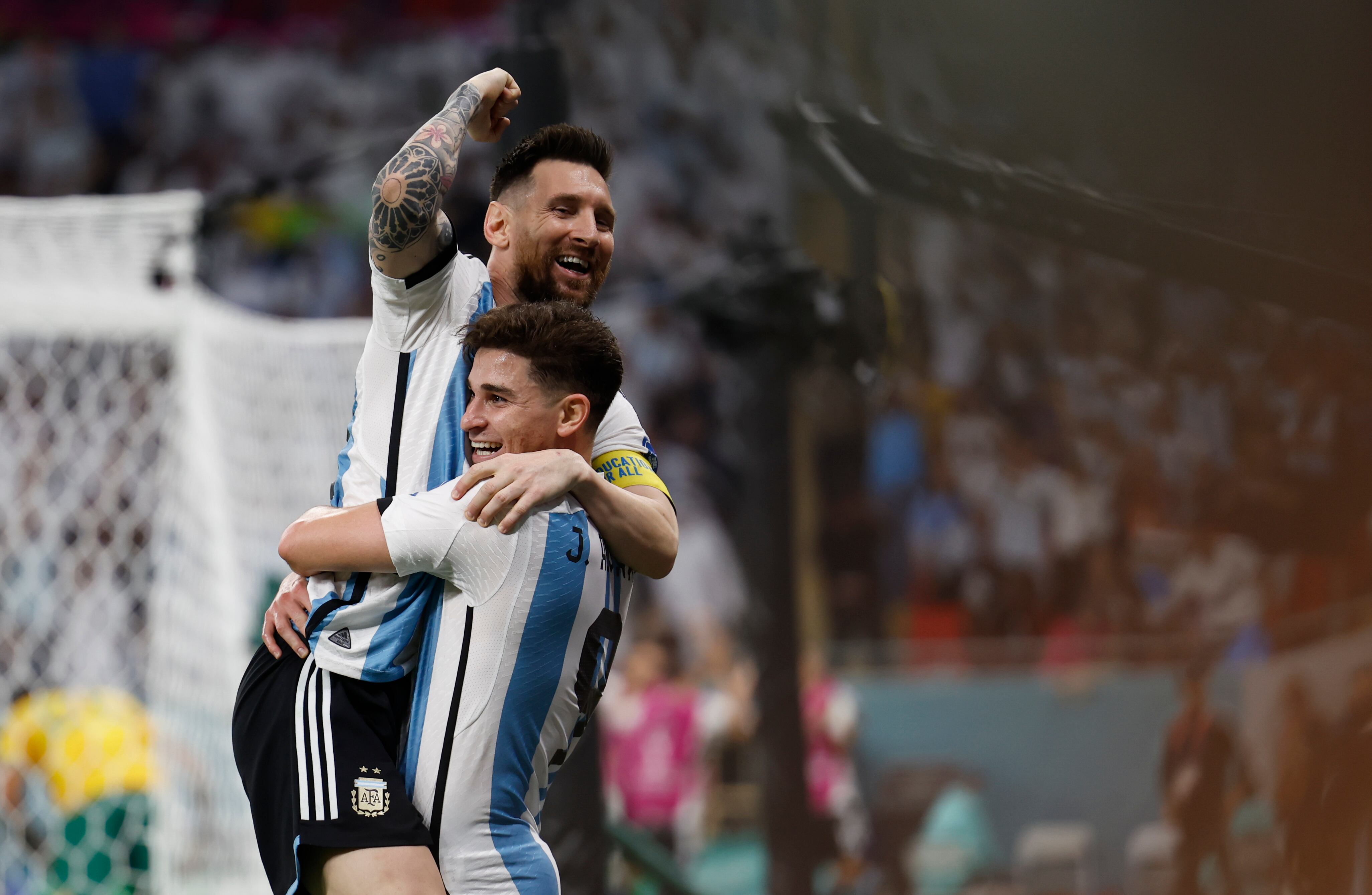 Messi y Julián Álvarez celebran uno de los goles de Argentina