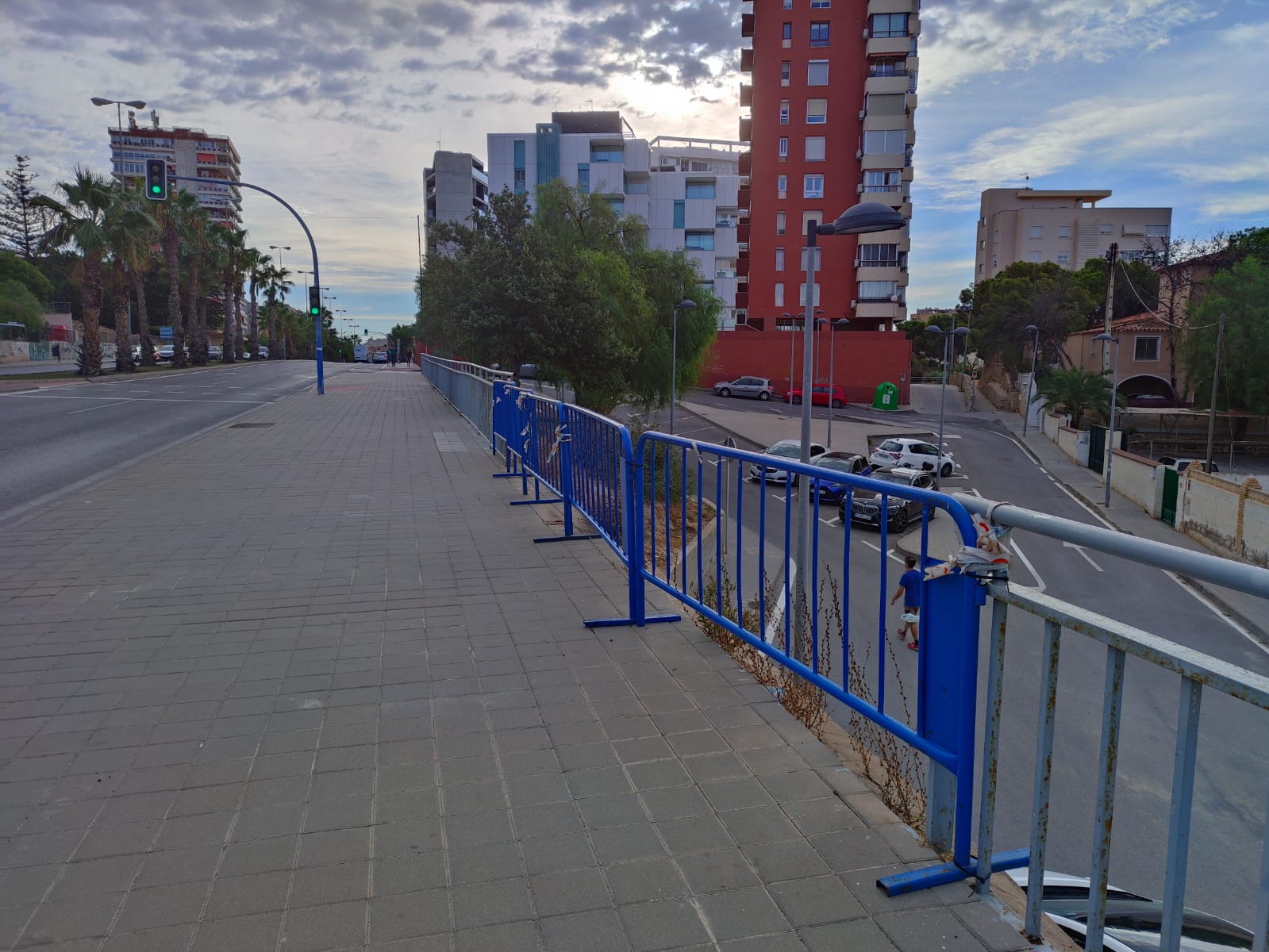 Vallas provisionales que separan la acera de la pendiente de cuatro metros