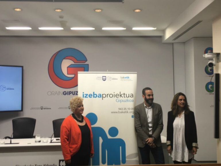 La Diputada de Políticas Sociales, Maite Peña, el Coordinador de la Fundación Baketik, Iker Uson y una Izeba.