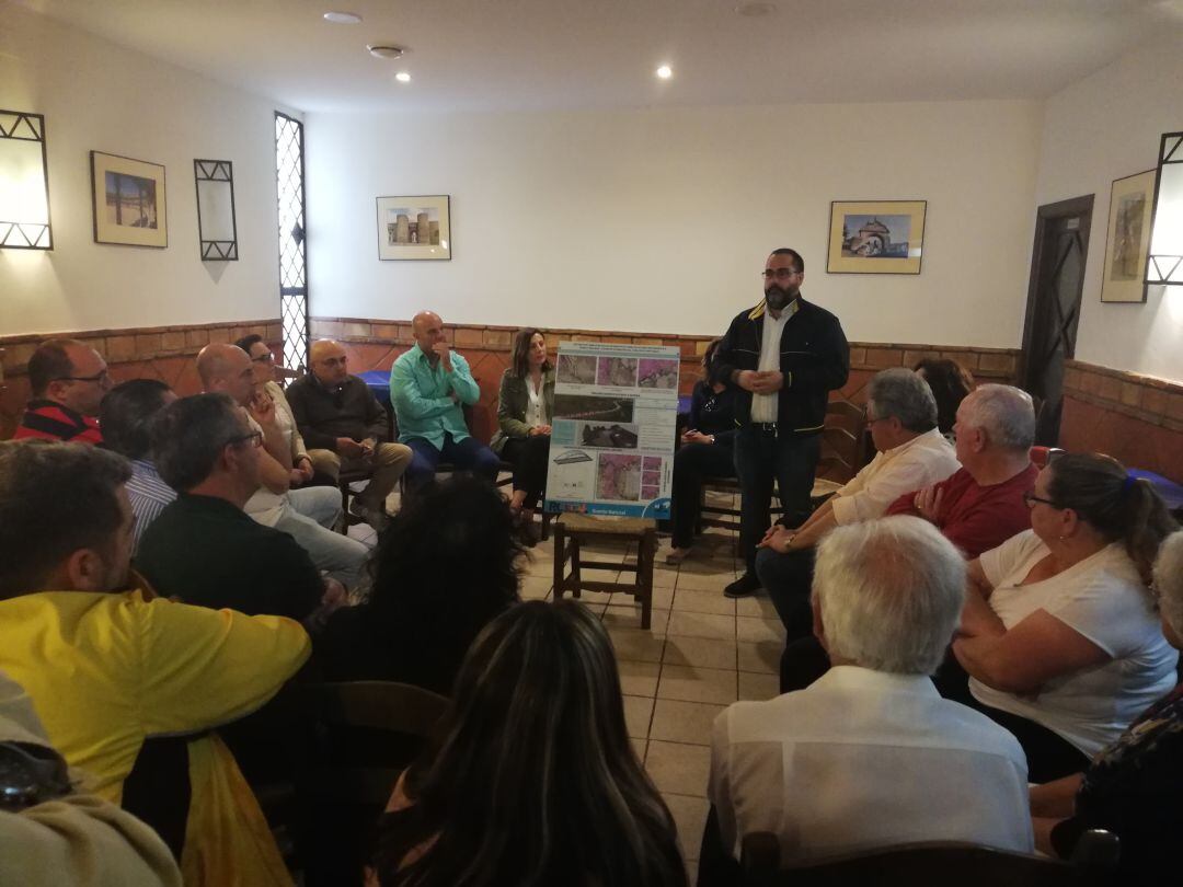 Un grupo de vecinos de la zona sur de la ciudad asistieron a la reunión que se ha celebrado en uno de los establecimientos de restauración del barrio San Francisco