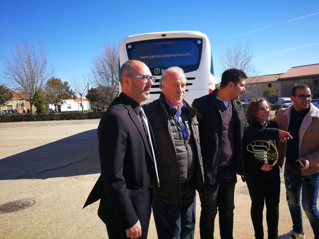 Vicente del Bosque, a su llegada a Tábara, junto a miembros de la Banda de música Nacor Blanco.