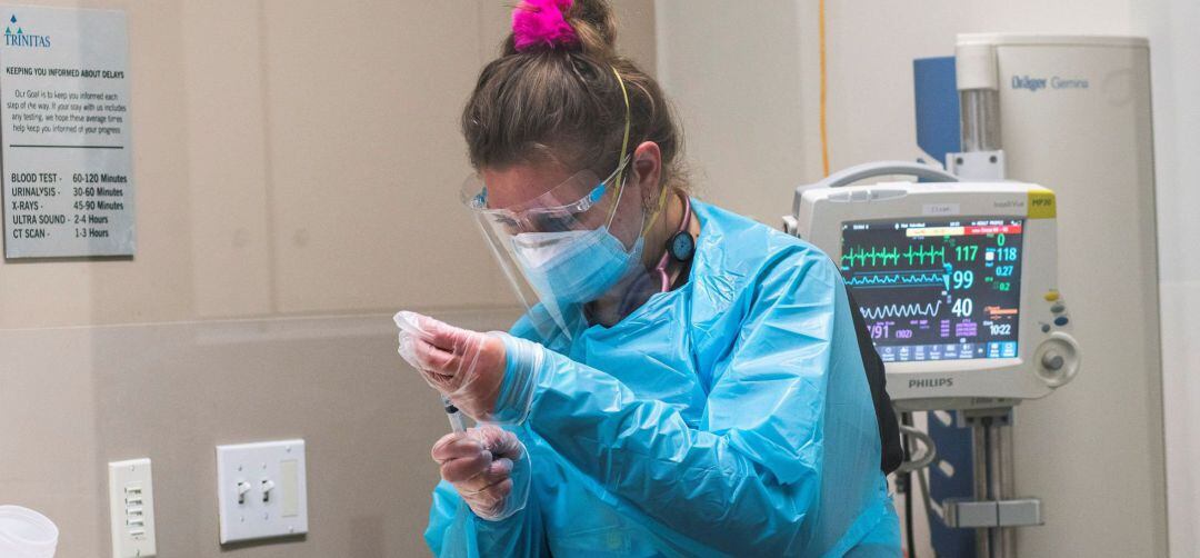 Una sanitaria prepara la vacuna del coronavirus.