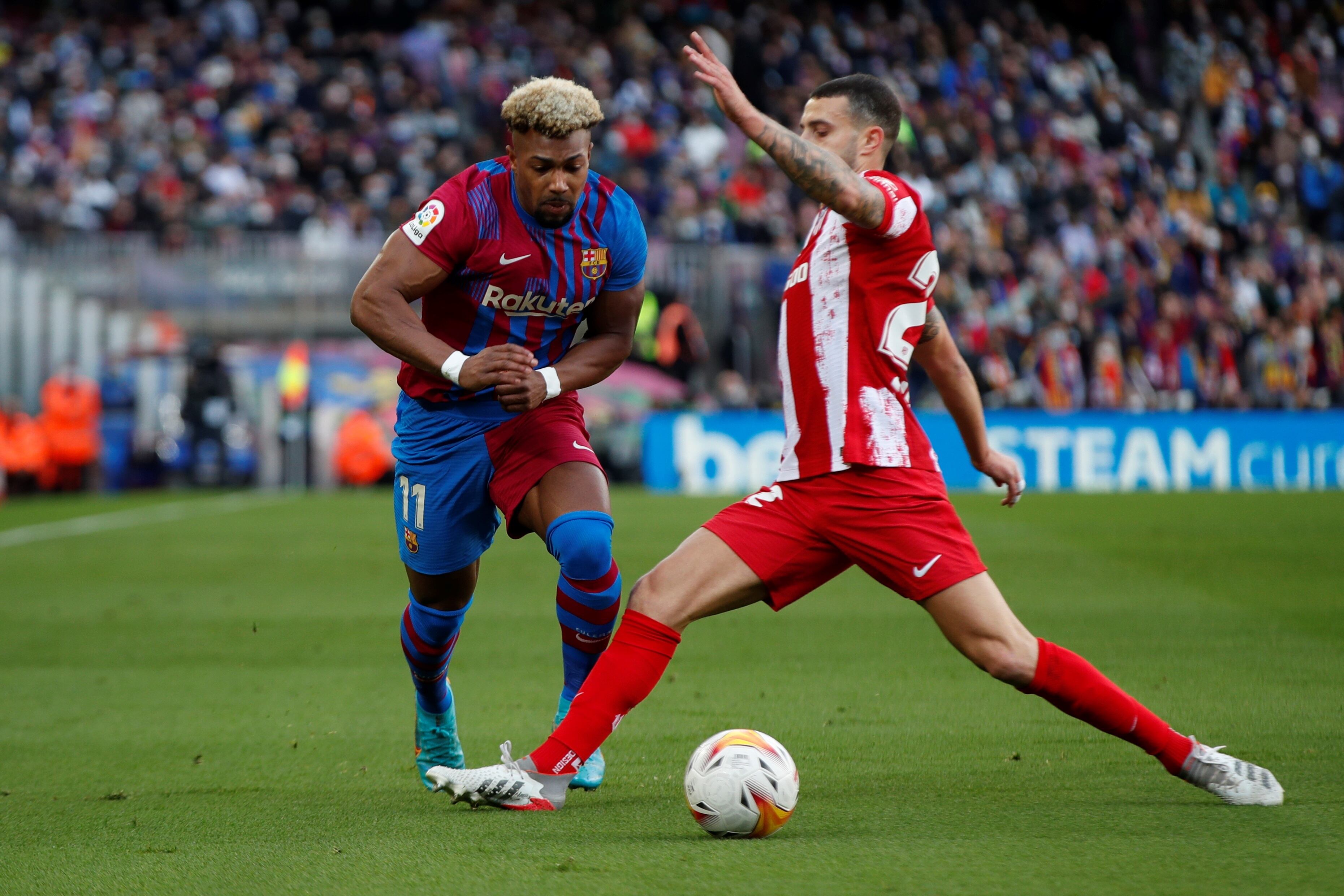 Adama Traoré y Mario Hermoso, durante el partido entre Barça y Atlético del Camp Nou.