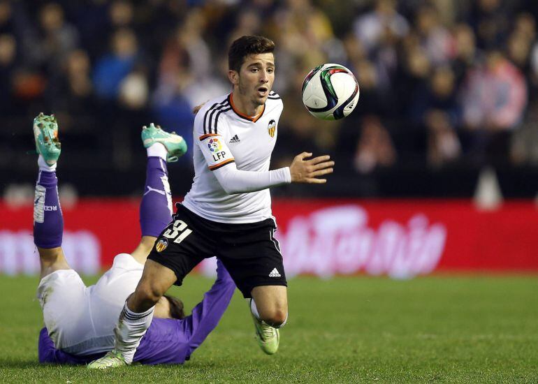 GRA359. VALENCIA, 07/01/2015.-. El centrocampista del Valencia, Jose Luis Gayá (d), se escapa del brasileño Felipe Mattioni, del RCD Espanyol, durante el partido de octavos de final de la Copa del Rey que están disputando esta noche en el estadio de Mestalla. EFE/Kai Försterling