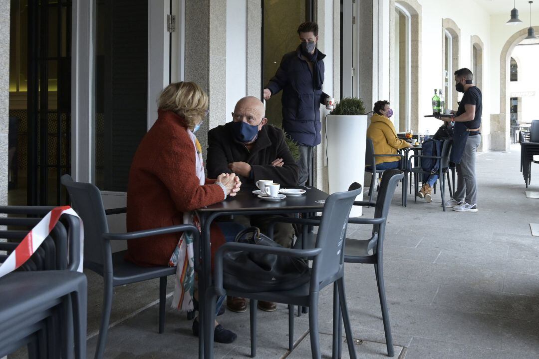 Dos personas en la terraza de un restaurante, en A Coruña, Galicia (España), a 19 de marzo de 2021.