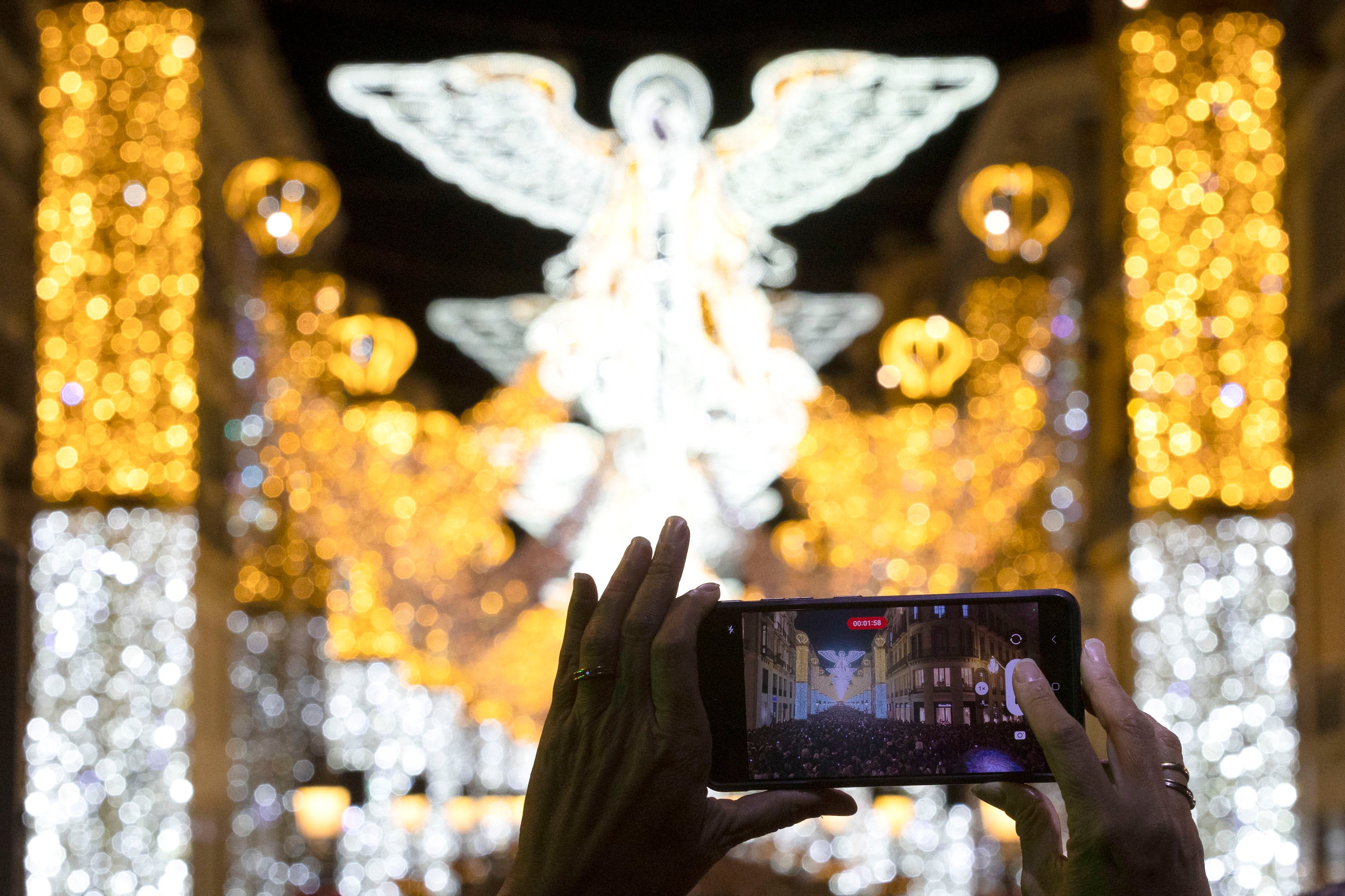 MÁLAGA, 24/11/2023.- Vista de la calle Larios de Málaga hoy viernes en la inauguración del alumbrado navideño, que este año cuenta con mas de 2,2 millones de puntos de luz led en 80 calles, plazas y glorietas del centro histórico. Cada día, hasta después de la festividad de Reyes, habrá tres espectáculos de luz y sonido en la Calle Larios. EFE/Álvaro Cabrera
