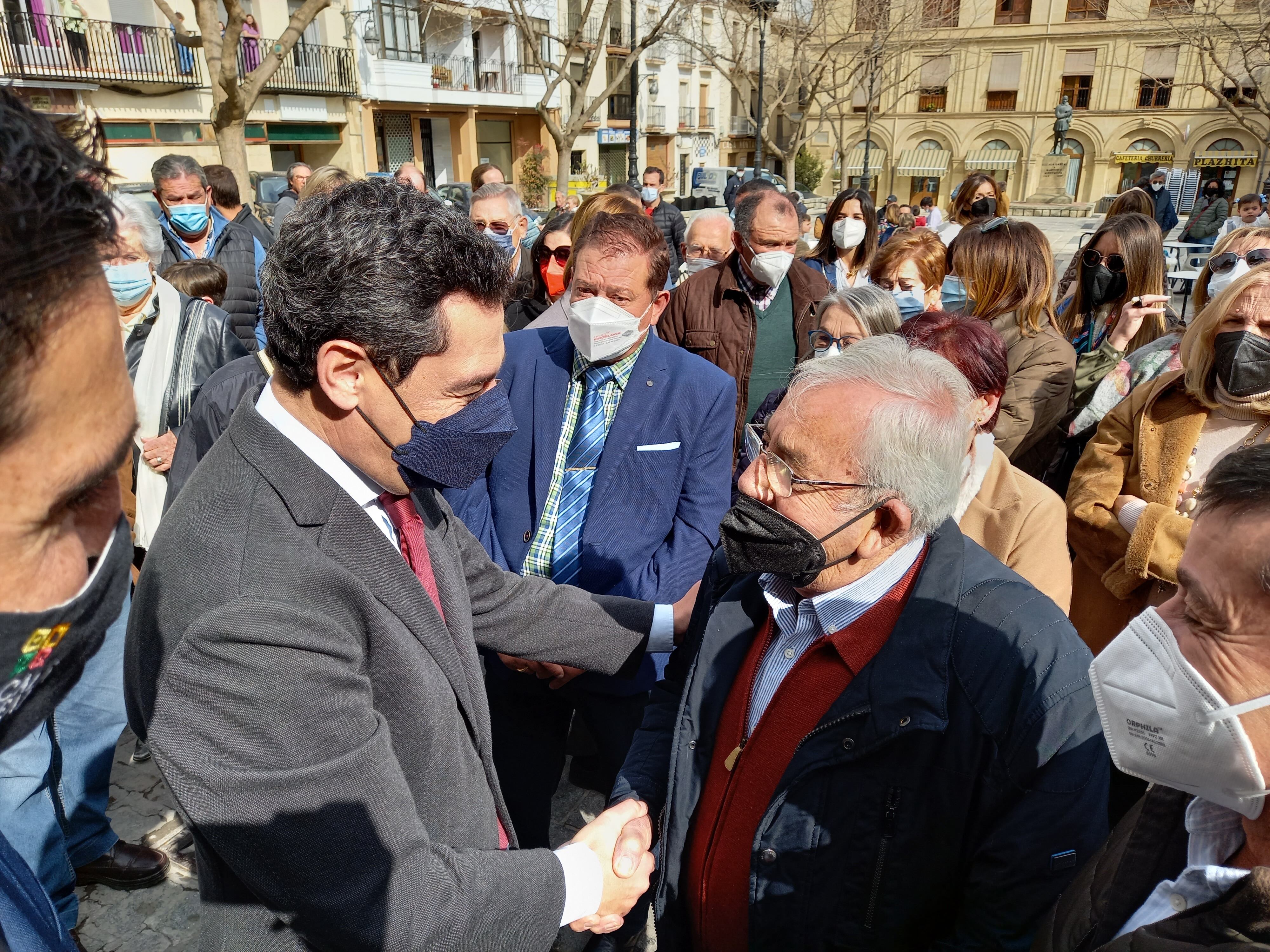 Juanma Moreno, presidente de la Junta de Andalucía, saluda a un vecino en Alcalá la Real.