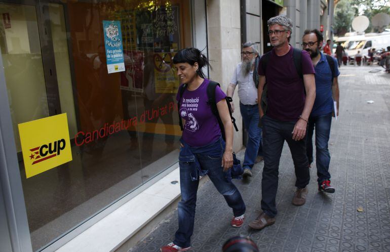  Los miembros de la CUP, Anna Gabriel (i), Joan Garriga (2i), Sergi Saladie (2d) y Benet Salellas (d), a su llegada a la reunión del Consejo Político y el Grupo de Acción Parlamentaria del partido