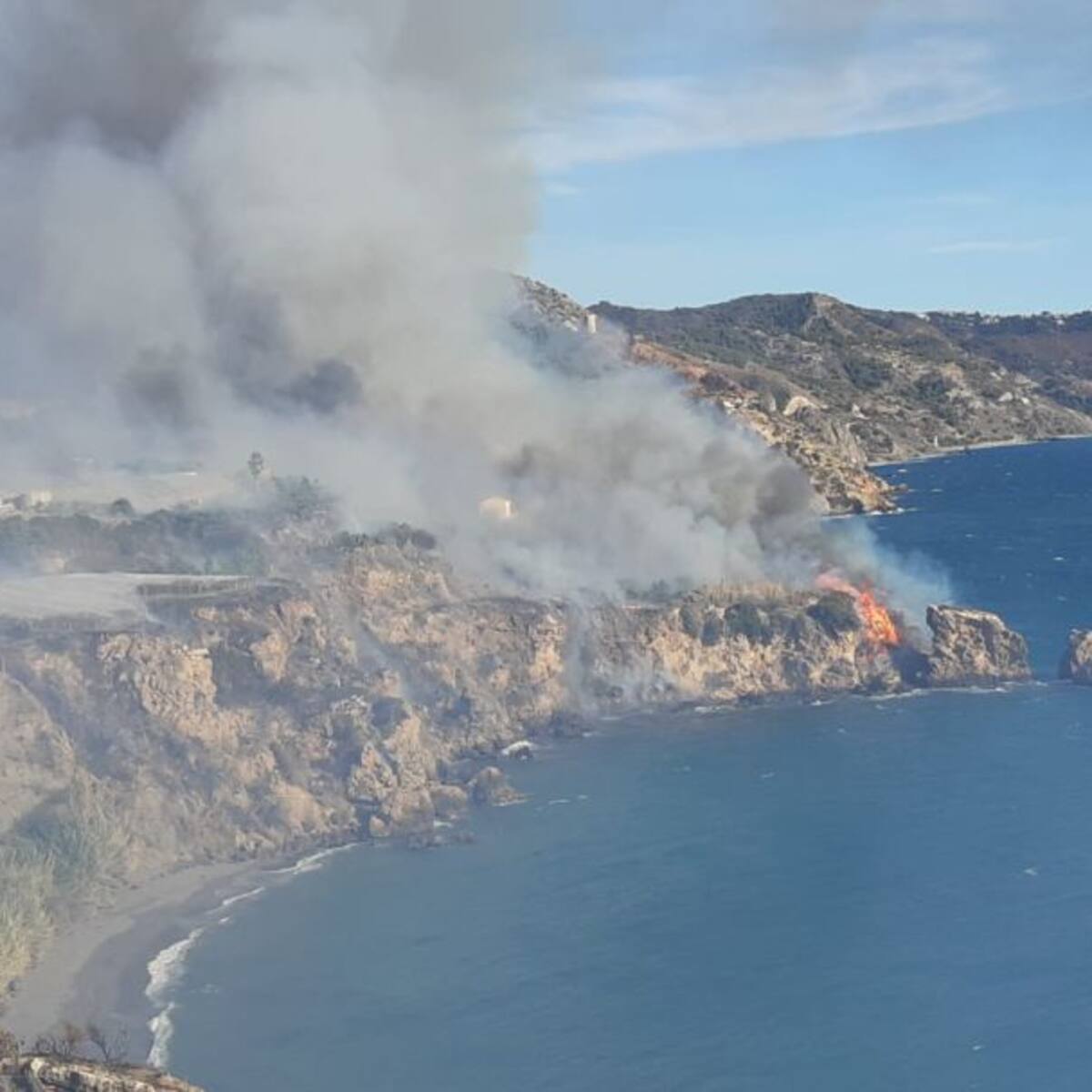 Un incendio activo en Maro obliga a cortar la N-340 en Nerja