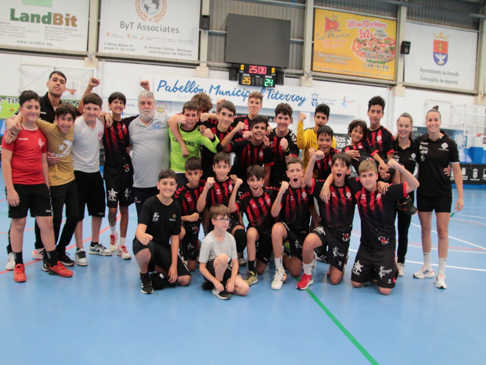 Jugadores y cuerpo técnico del equipo infantil del Ca´Mario Lanzarote.