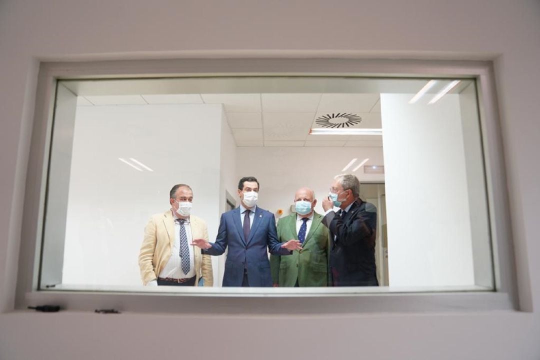 El presidente de la Junta de Andalucía, Juan Manuel Moreno Bonilla, visita las instalaciones del nuevo hospital.