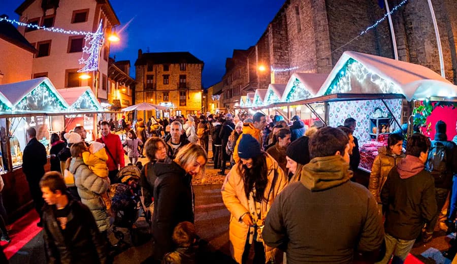 El mercado reúne a cientos de personas