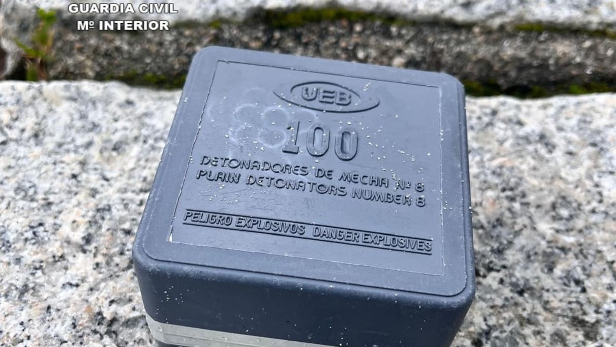 La Guardia Civil de Pontevedra retira una caja de detonadores pirotécnicos en Poio