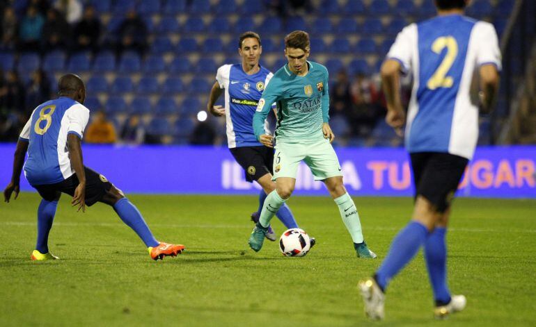 El centrocampista Denis Suárez controla el balón ante los jugadores del Hércules