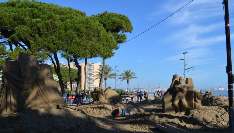 Imatge del Pessebre de sorra a la platja.