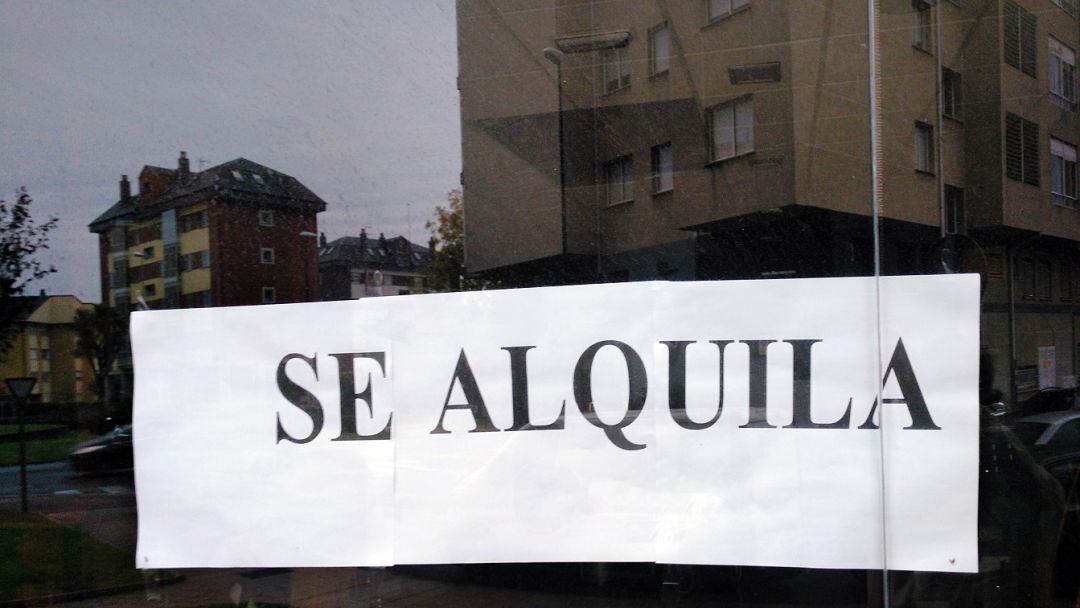 Un cartel de &quot;se alquila&quot; en un edificio (archivo)