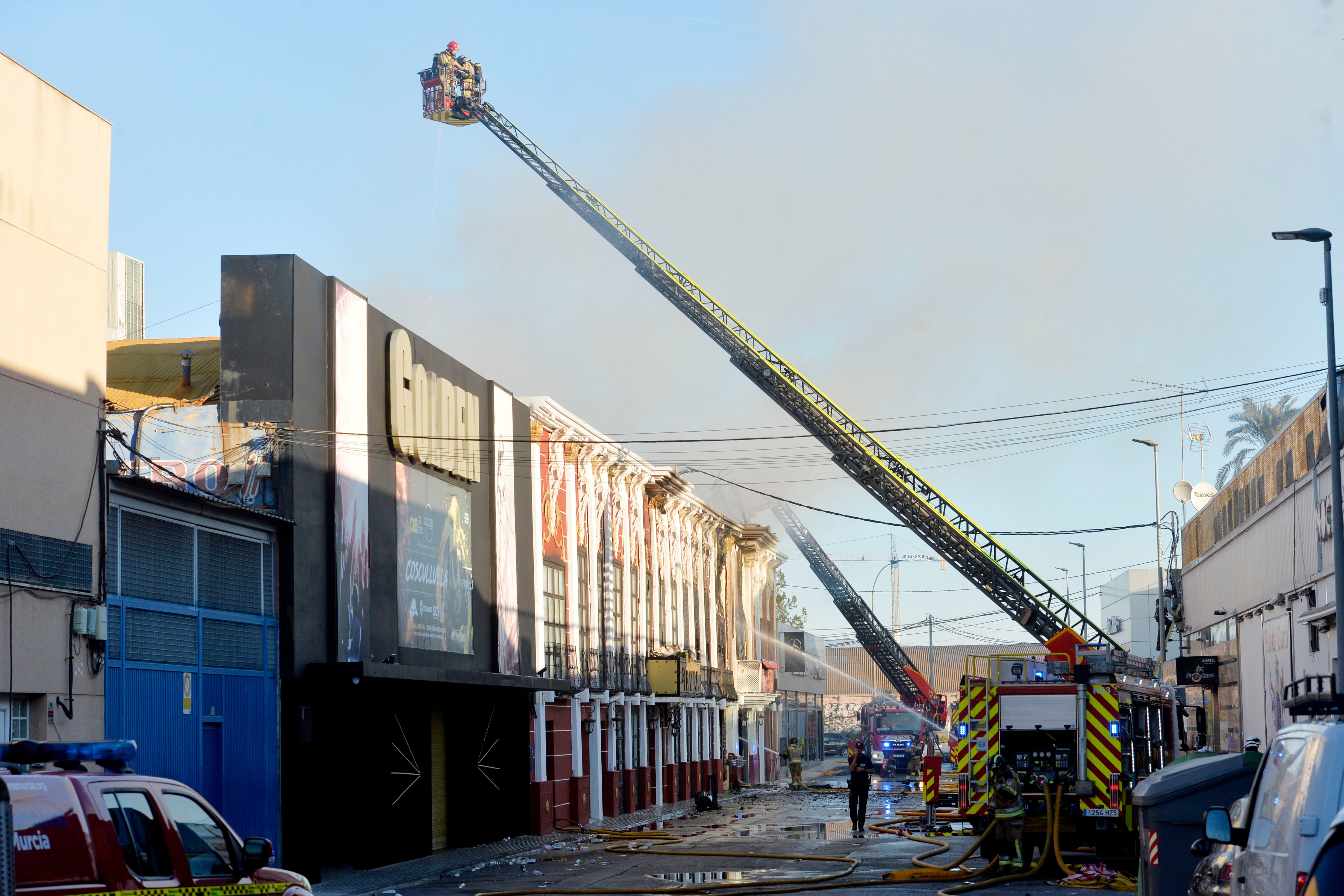 La Dirección General de Seguridad Ciudadana y Emergencias del Gobierno murciano ha sumado dos nuevas víctimas localizadas este domingo en el local de ocio Fonda Milagros, devastado por las llamas en un incendio declarado sobre las 6 de la mañana en la zona de Las Atalayas, de Murcia, con lo que el número total de fallecidos asciende por el momento a 13.