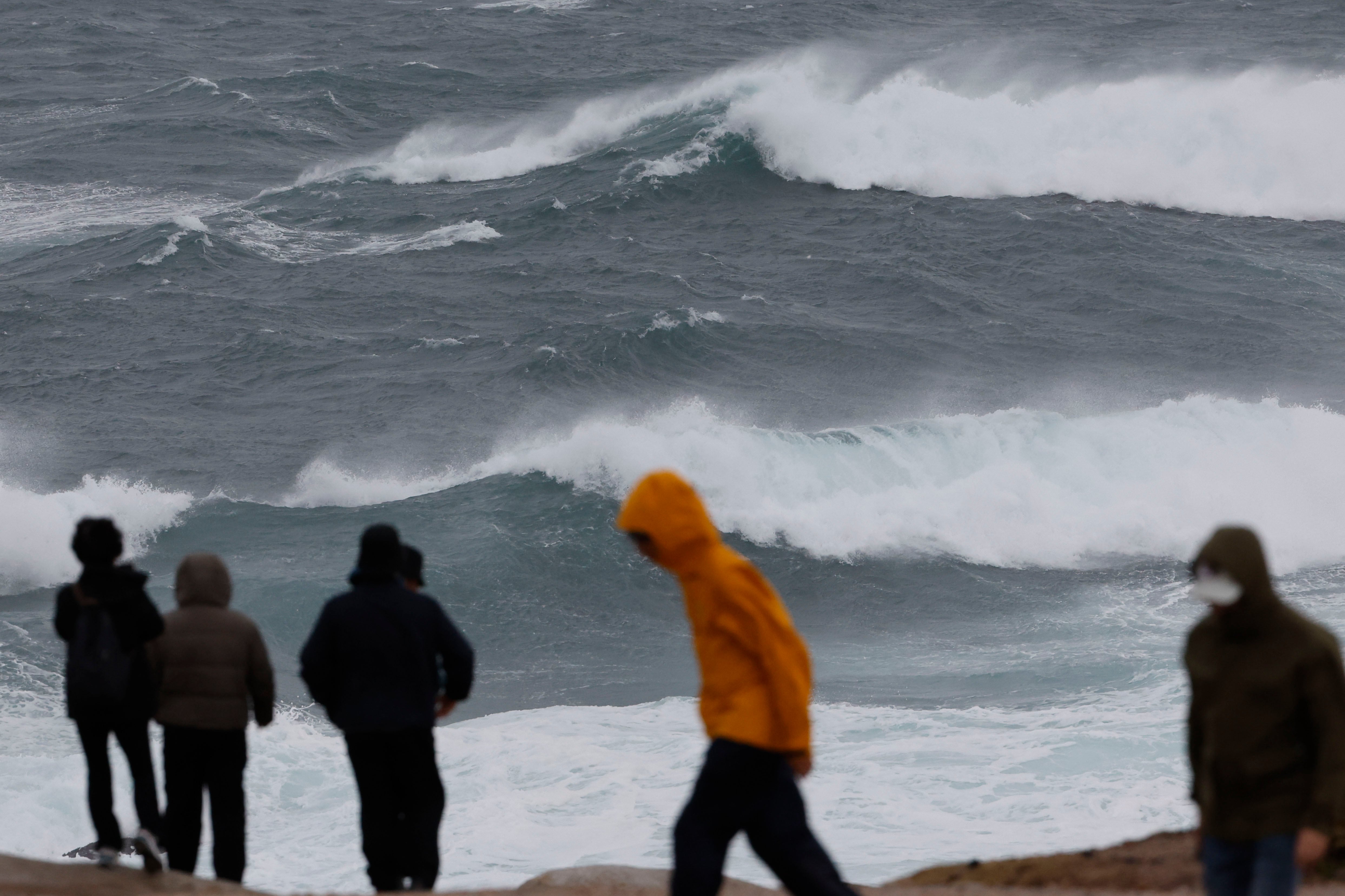 LA CORUÑA (GALICIA), 01/11/2023.- Turistas este miércoles, en la costa de Muxía (A Coruña). La AEMET ha activado avisos naranjas y rojos a partir del Día de Todos los Santos, por la llegada de la borasca Ciarán EFE/ Lavandeira jr
