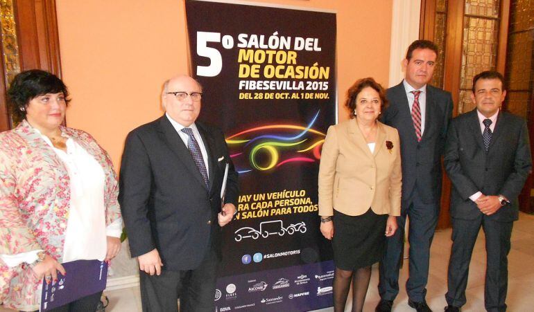 De izquierda a derecha, Carmen Moreno, vicepresidenta de la Asociación Provincial de Concesionarios de Turismos, Motocicletas y Vehículos Industriales de Sevilla (Asconse); Francisco Moreno, presidente de la Federación de Empresarios del Metal (Fedeme); Carmen Castreño, delegada municipal de Economía, Comercio y Relaciones Institucionales; Jesús Rojas, gerente de Fibes; y Manuel Berrocal, presidente de la Asociación Provincial de Empresas de Distribución Comercial de Vehículos Turismos, Motocicletas y Vehículos Industriales de Ocasión (Asocasión)