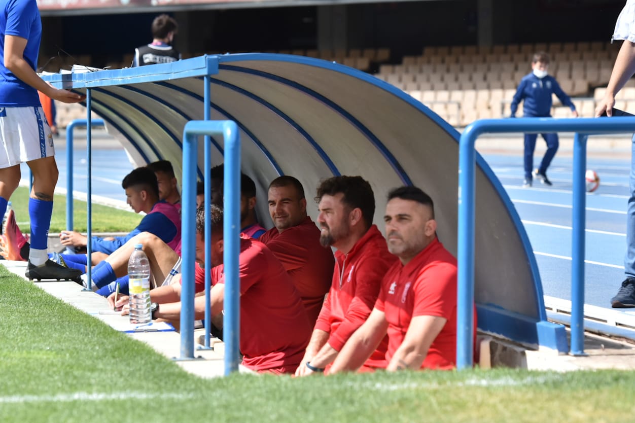 Emilio Fajardo en el banquillo durante el partido en Chapín ante el Puente Genil
