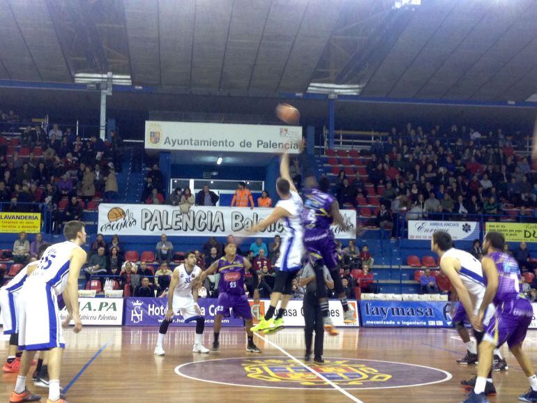 Salto inicial del partido de esta noche en el Pabellón