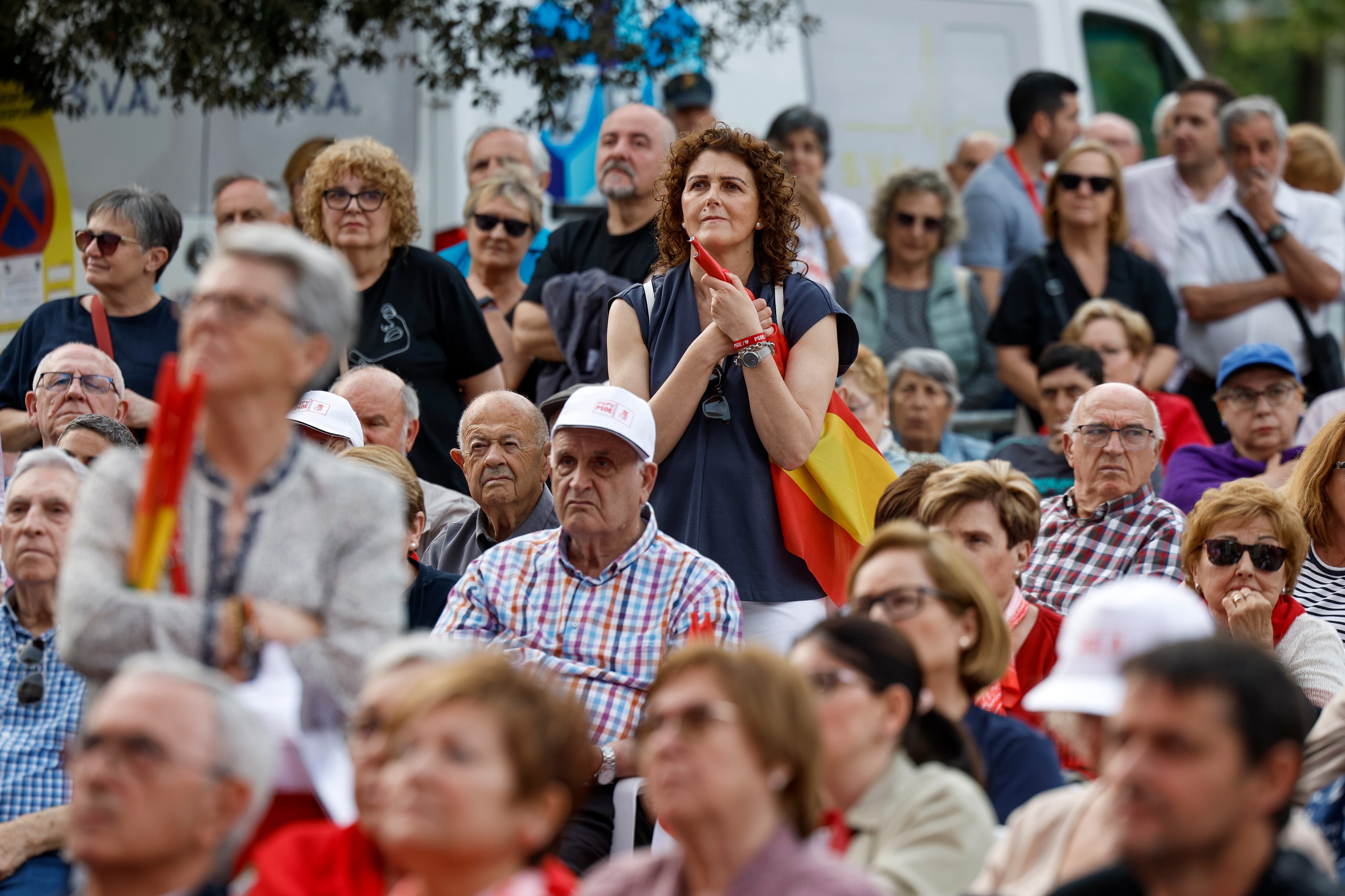 Numeroso público sigue el acto de inicio de la campaña del PSOE a los comicios europeos desde el exterior del recinto