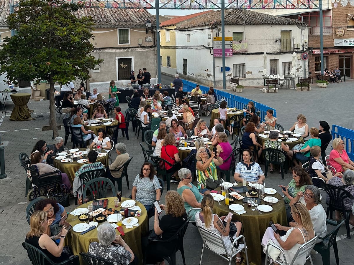 Cazalegas rinde homenaje a una centena de mujeres tejedoras con un proyecto de mandalas de ganchillo