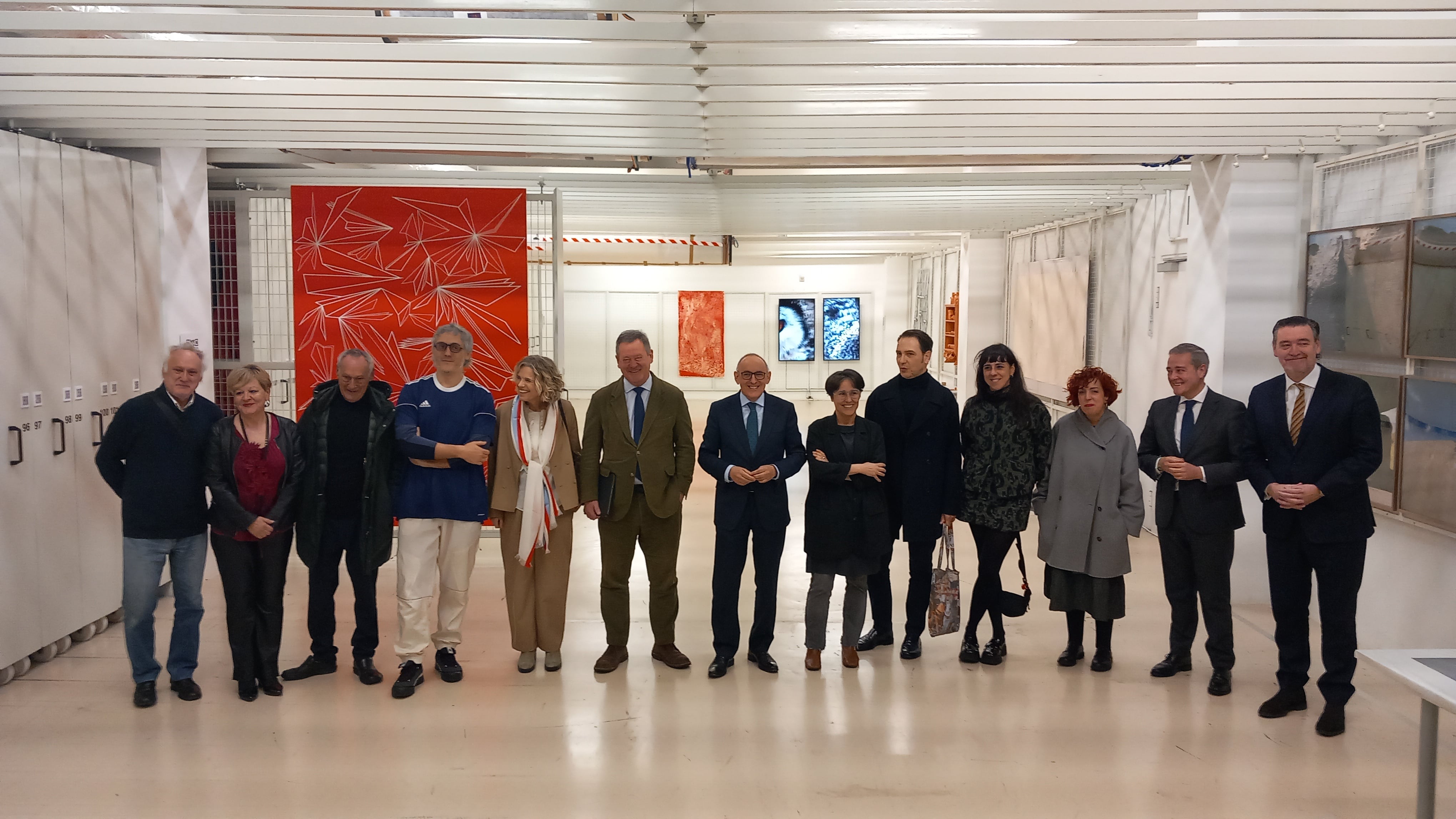 Artistas y responsables institucionales en la presentación de las nuevas obras de la &#039;Colección compartida&#039; que alberga Artium