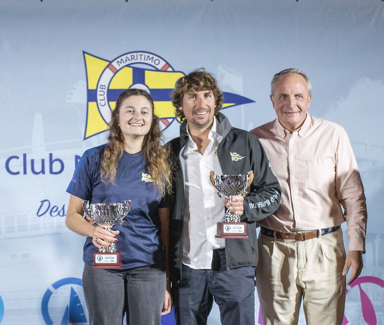 Jordi Triay i Sara Franceschi amb els primers trofejos de la temporada.