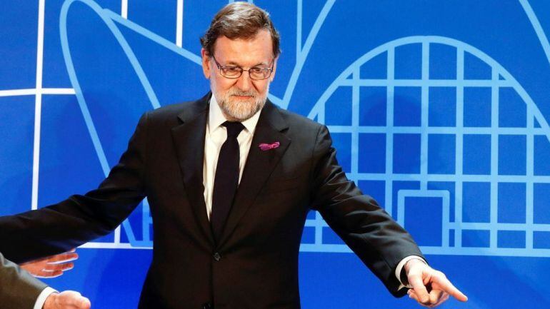 Rajoy con un lazo morado durante un acto el 8 de marzo