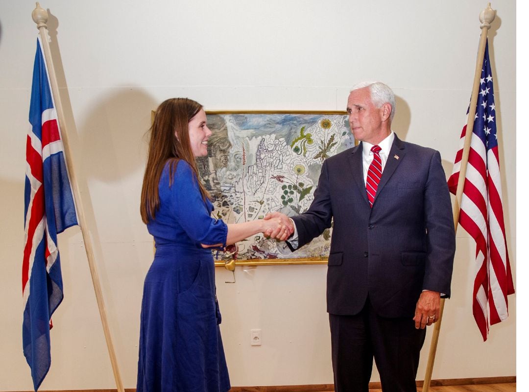 La primera ministra de Islandia, Katrin Jakobsdottir, recibe al vicepresidente de EEUU, Mike Pence, en  Reykjavik